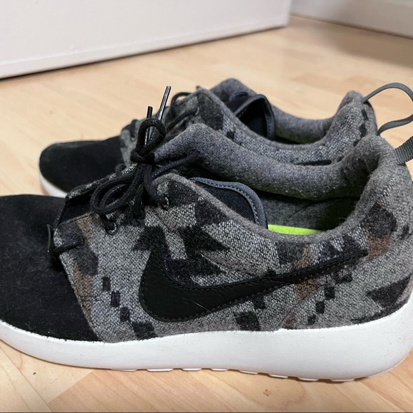 Nike Roshe Run X Pendleton ID Shoe - Picture 2 of 4